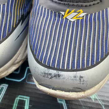 Az Kullanımda Çocuk Ayakkabısının Ön Kısmı Açıldı Ve Renk Soyuldu