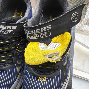 Az Kullanımda Çocuk Ayakkabısının Ön Kısmı Açıldı Ve Renk Soyuldu