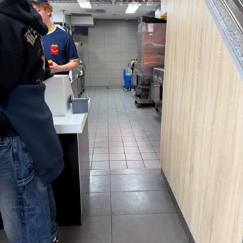 Kadıköy McDonald's Mutfakta Hijyen İhlali: Yerde Dağılmış Patatesler