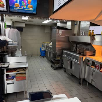 Kadıköy McDonald's Mutfakta Hijyen İhlali: Yerde Dağılmış Patatesler
