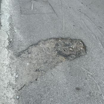 Kaynarca Mahallesi Esma Sokakta Yarım Bırakılan Asfalt Çukuru Hemen Onarılmalı