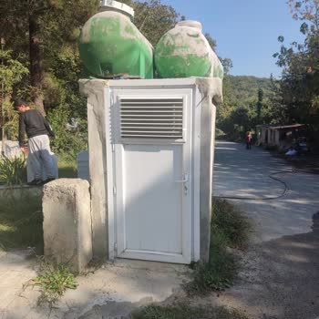 Mezarlıkta Kullanılmayan Tuvaletin Kokusundan Kayınbabamın Mezarı Saygısızlığa Maruz Kalıyor