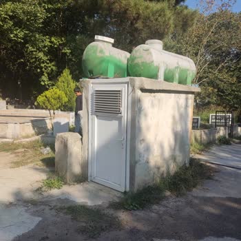 Mezarlıkta Kullanılmayan Tuvaletin Kokusundan Kayınbabamın Mezarı Saygısızlığa Maruz Kalıyor