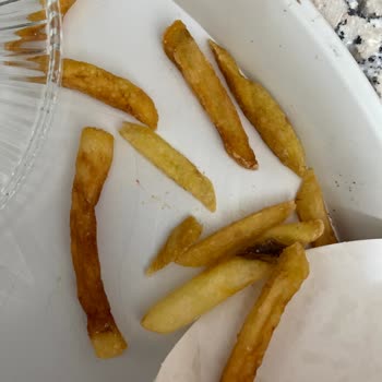 Para İadesi Ve Açık Özür Talebi: Çiğ Hamburger Ve Bayat Patates