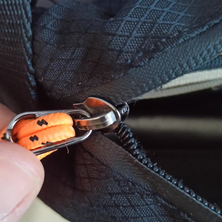 Kısa Sürede Bozulan Çantanın Fermuarı İçin Ücretsiz Tamir Ve Kargo Talebi