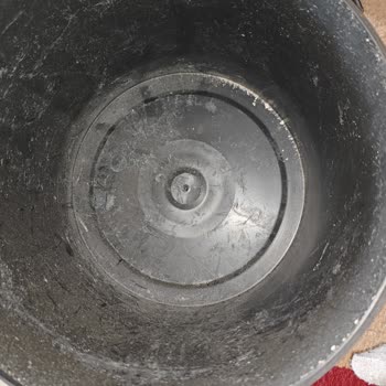 Motosiklet Bakım Seti İçinde Dökülmüş Ürün Ve Kirli İçerik