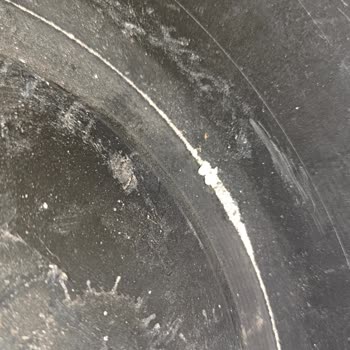 Motosiklet Bakım Seti İçinde Dökülmüş Ürün Ve Kirli İçerik