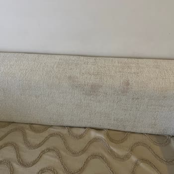 Mondi Home Rosida Koltuğunda Su Lekesi Ve Siyah Tüy Dökülmesi, Destek Hattı Çözüm Sunmuyor