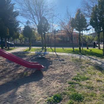 Akasya Parkındaki Bankların Geri Getirilmesi İçin Acil Talep