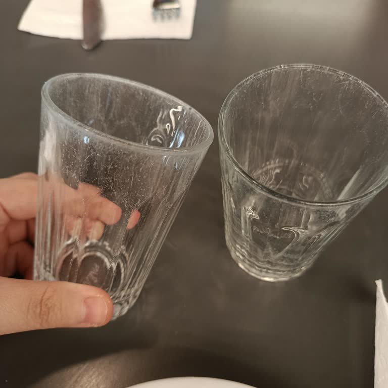 Köfteci Yusuf Şubesinde Çizik Bardaklar Hijyen Riskine Yol Açıyor