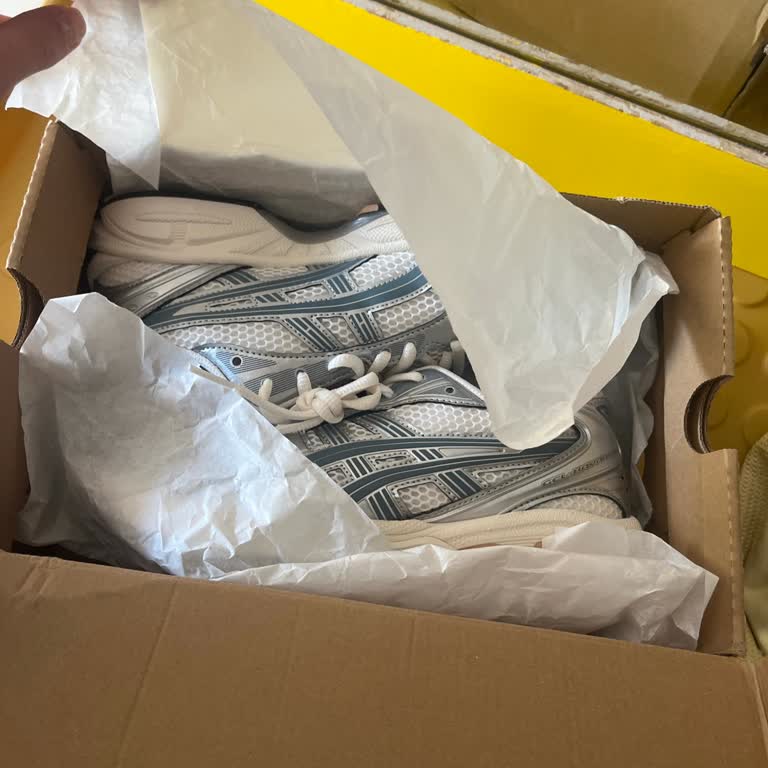 Klaud Premium Outlet'te Üç Siparişte Hediye Paketi Ve Not Eksik