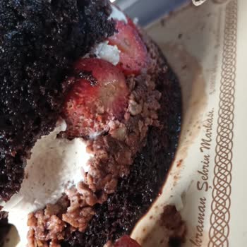 Akdo Pastaneleri Pastayı Açtığımızda Üzerindeki Çileklerin Küflenmiş Olduğunu Gördük