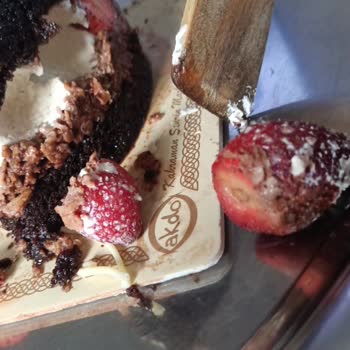 Akdo Pastaneleri Pastayı Açtığımızda Üzerindeki Çileklerin Küflenmiş Olduğunu Gördük