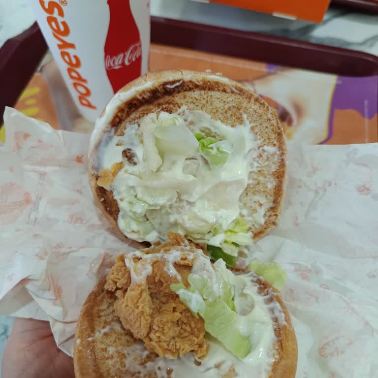 Popeyes Kipa AVM’de Max Kanat Kova Menüdeki Tavuk Parçası Görselden Çok Küçük