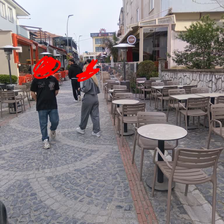 Sokak Kenarındaki Masa Ve Sandalyeler Yaya Ve Trafiği Engelliyor