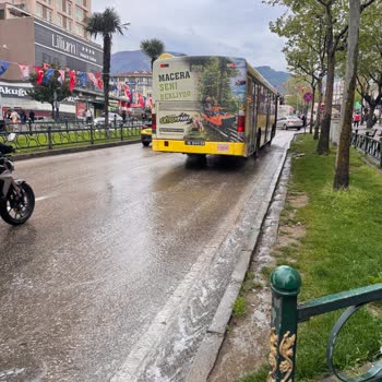 Yağmurda Durakta Durmayan Otobüs Şoförüne Şikayet