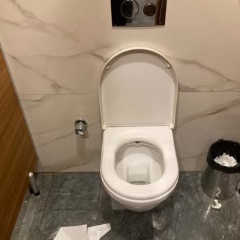 Özdemirpark AVM Yemek Katı Tuvaleti Kirli Ve Sağlık Riski Taşıyor