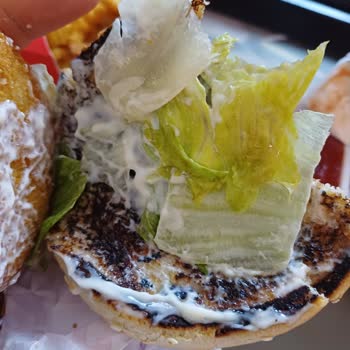 Arby's Şubesinde 20 Dakika Bekleme Ve Yanmış Ekmeğin Servisi