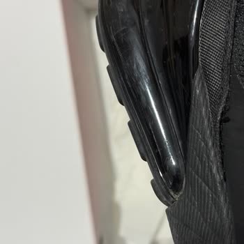 Nike Air Max 270 Ayakkabısının 3 Kullanımdan Sonra Açılan Tabanı Ve Sökülen Dikişleri