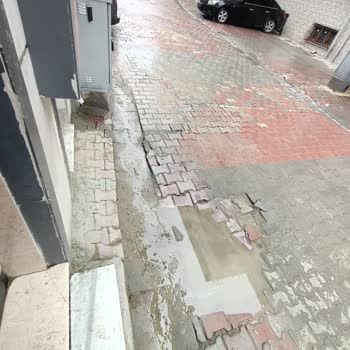 Çukurlu Sokakta Su Birikintisi Ve Elektrik Panosu Konumundan Kaynaklanan Güvenlik Endişesi