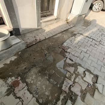Çukurlu Sokakta Su Birikintisi Ve Elektrik Panosu Konumundan Kaynaklanan Güvenlik Endişesi