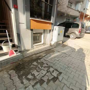 Çukurlu Sokakta Su Birikintisi Ve Elektrik Panosu Konumundan Kaynaklanan Güvenlik Endişesi