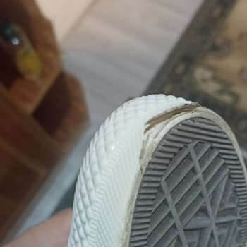 Sneakswhite’ten Aldığım Converse Ayakkabının Ön Kısmı İlk Kullanımda Yırtıldı Ve İade Talep Ediyorum