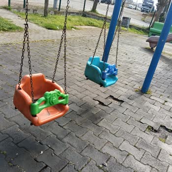 Derince Belediyesi’ne Bağlı Parkta Çocuk Güvenliği Risk Altında