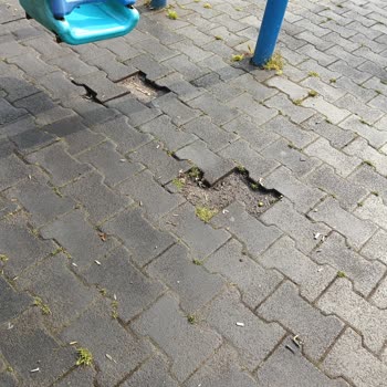 Derince Belediyesi’ne Bağlı Parkta Çocuk Güvenliği Risk Altında