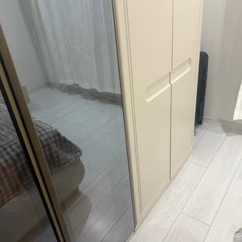 Pirgev Karabağlar Şubesinde Trend Yatak Odası Takımının Ahşap Kulpları Eksik Ve Çekmece Arızalı