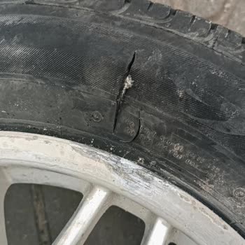 Açık Altyapı Kapağı Aracımın Lastiğini Patlattı, Müşteri Hizmetlerinden Yanıt Gelmedi