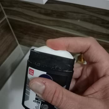 Nivea Koltuk Altı Stick’in Geri Çekilmeyen Mekanizması Elime Kirletiyor