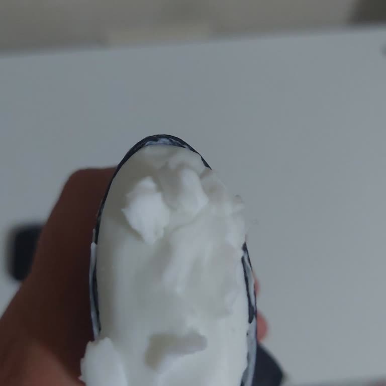 Nivea Black&White Deodorant Roll On Parçalanıyor Ve Kullanılamıyor