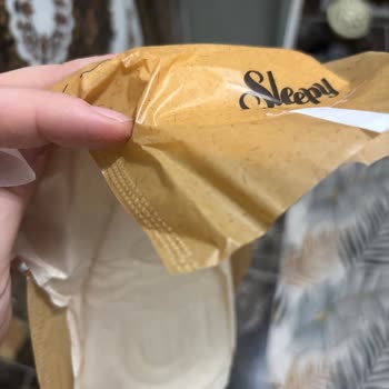 Yoğun Plastik Kokusu Ve Dağılabilen Kanatlarıyla Kalitesiz Sleepy Ped