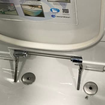 Seramiksan Klozet Kapağının Kullanılamaz Hale Gelmesine Neden Olan Eksik Menteşe Parçası