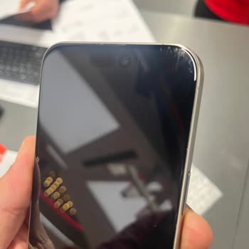 Garanti Servisinde IPhone 15 Pro Max Ekranı Çizik Çıktı, Yenisi İsteniyor