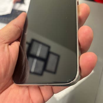 Garanti Servisinde IPhone 15 Pro Max Ekranı Çizik Çıktı, Yenisi İsteniyor