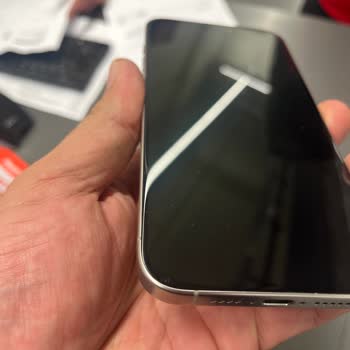 Garanti Servisinde IPhone 15 Pro Max Ekranı Çizik Çıktı, Yenisi İsteniyor