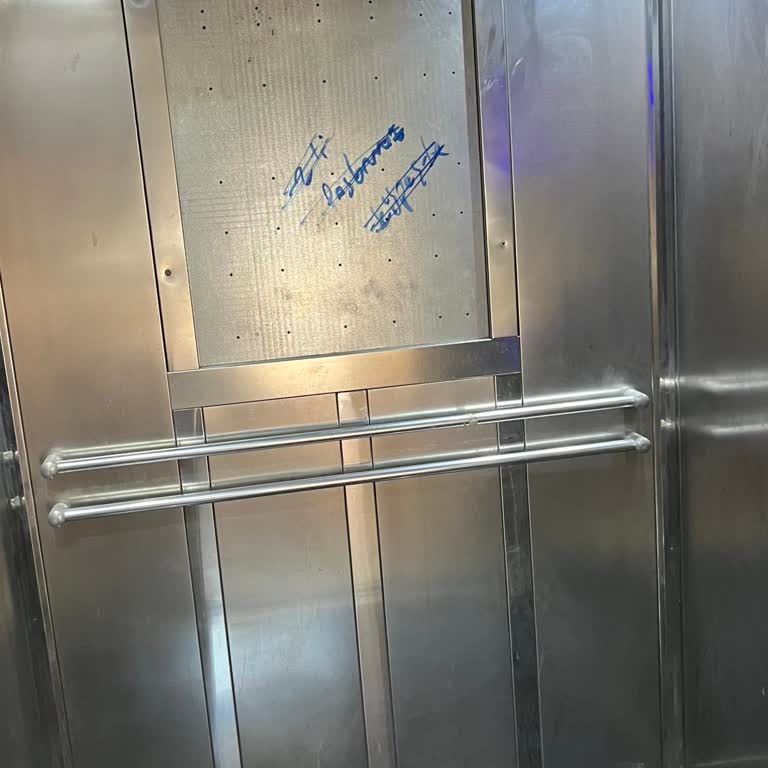 Asansörde Ayna Eksikliği Ve Yönetimin Cevapsızlığı