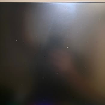 Kusurlu Gigabyte Monitöründe Beyaz Noktalar Ve Üst Darbe