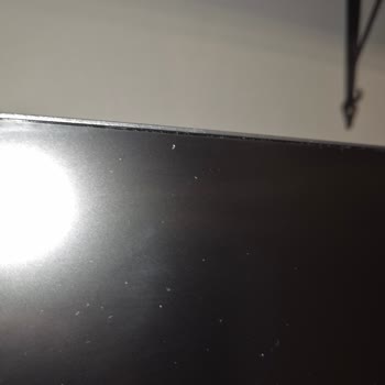 Kusurlu Gigabyte Monitöründe Beyaz Noktalar Ve Üst Darbe