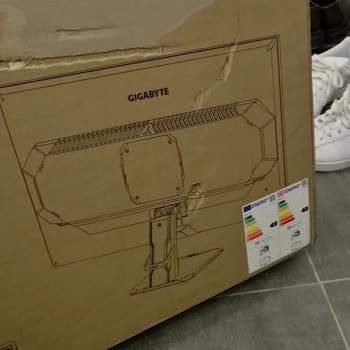 Kusurlu Gigabyte Monitöründe Beyaz Noktalar Ve Üst Darbe