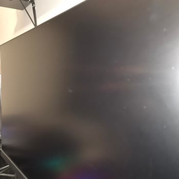 Kusurlu Gigabyte Monitöründe Beyaz Noktalar Ve Üst Darbe