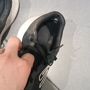 Skechers Max Cushioning Ayakkabısının İç Astarı Kırıldı Ve Topuk Kesiyor