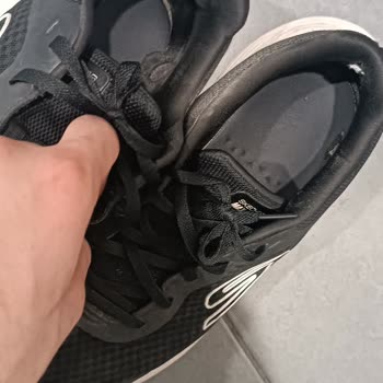 Skechers Max Cushioning Ayakkabısının İç Astarı Kırıldı Ve Topuk Kesiyor