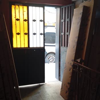 Koçtaş Ve Horoz Lojistik Apartman Kapısına Bırakılan Gardırop Aileyi Mağdur Etti