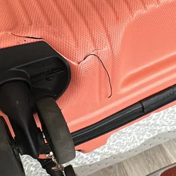 Pierre Cardin Giyim Üretim Hatası İddiası: Aynı Model İki Bavulda Tekrarlanan Çatlaklar