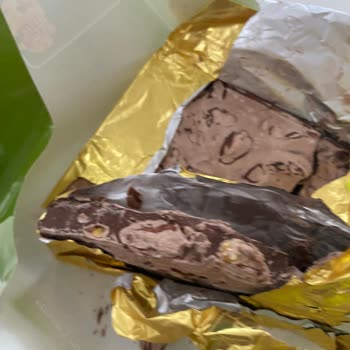 Rengi Değişik Olan Eti Çikolata Bütün Antep Fıstıklı İçin Sağlık Riski Ve Mağduriyet