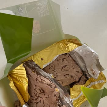 Rengi Değişik Olan Eti Çikolata Bütün Antep Fıstıklı İçin Sağlık Riski Ve Mağduriyet