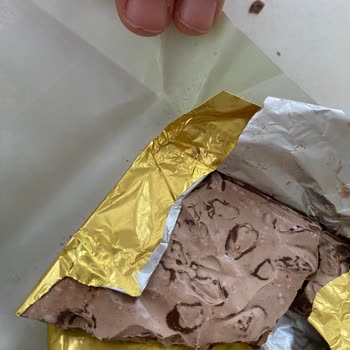 Rengi Değişik Olan Eti Çikolata Bütün Antep Fıstıklı İçin Sağlık Riski Ve Mağduriyet